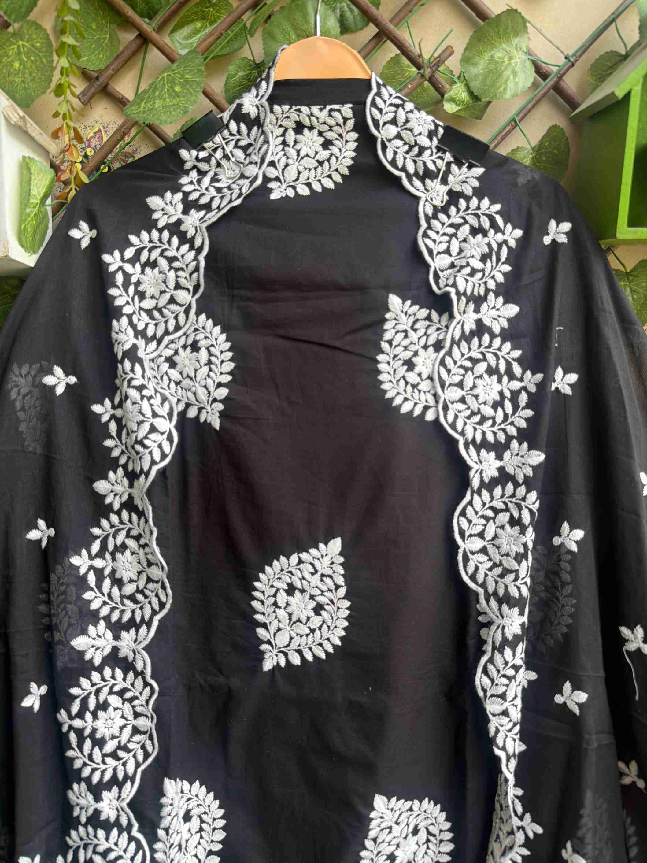 Gulrukh – Classic Black